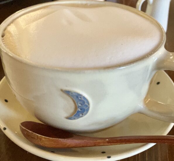 カフェクーペさんの器で淹れたカフェラテのイメージ