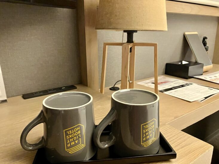 ランプライトブックスホテルのオリジナルマグカップの室内のイメージ