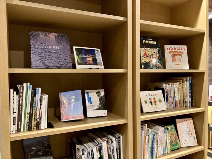 ランプライトブックスホテルにある本棚1