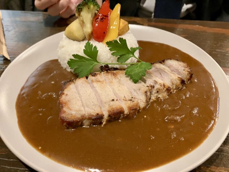 すぎもとキッチンのポークステーキカレーのイメージ